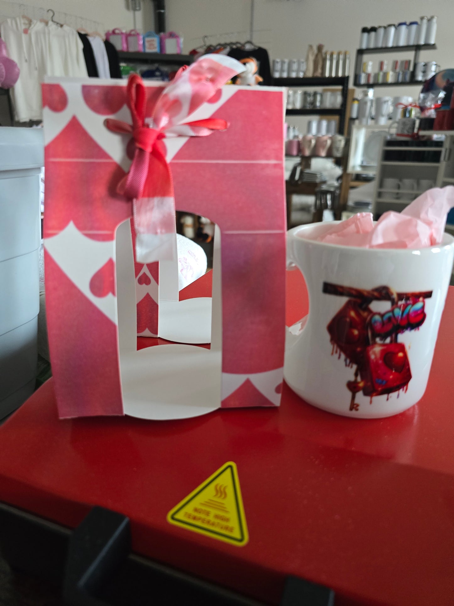 Personalisierte Herzhenkel-Tasse mit Rose – Design inklusiv
