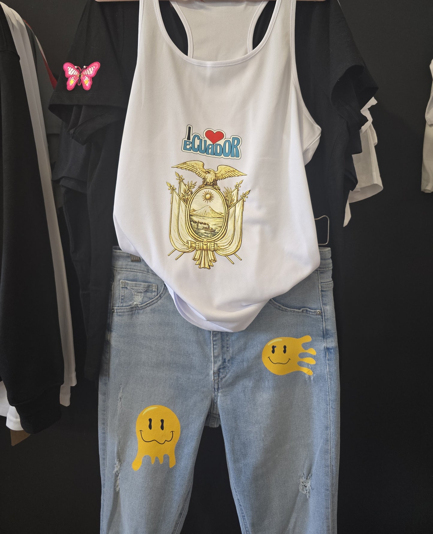 Damen Tank Top „I ❤️ Ecuador“ – Personalisiertes Sommer-Shirt mit Ecuador Zeige deine Liebe zu Ecuador mit Stil und Eleganz. Dieses moderne Damen-Tanktop mit dem Motiv „I ❤️ Ecuador“ und dem ecuadorianischen Wappen ist perfekt für den Sommer.