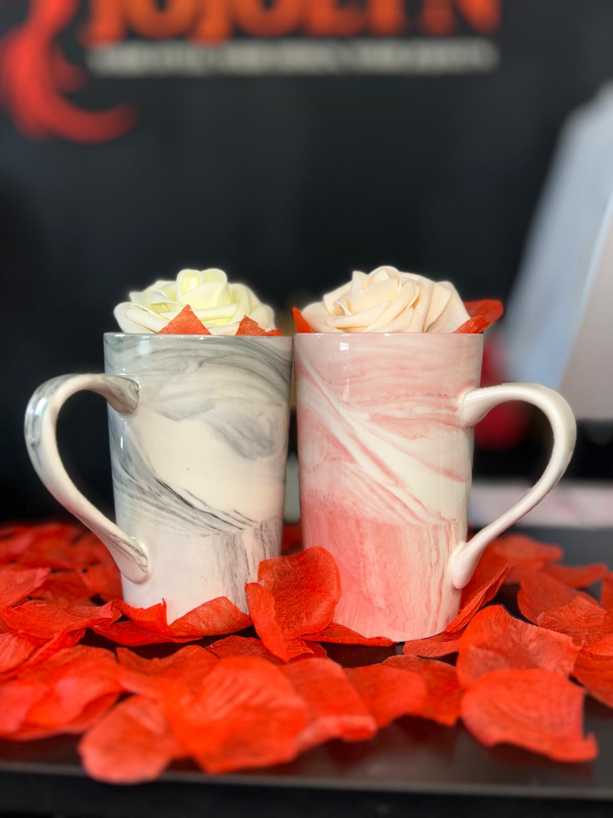 Personalisierte Marmor-Tasse mit Rose – Design inklusive