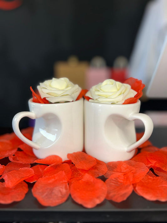 Personalisierte Herzhenkel-Tasse mit Rose – Design inklusiv