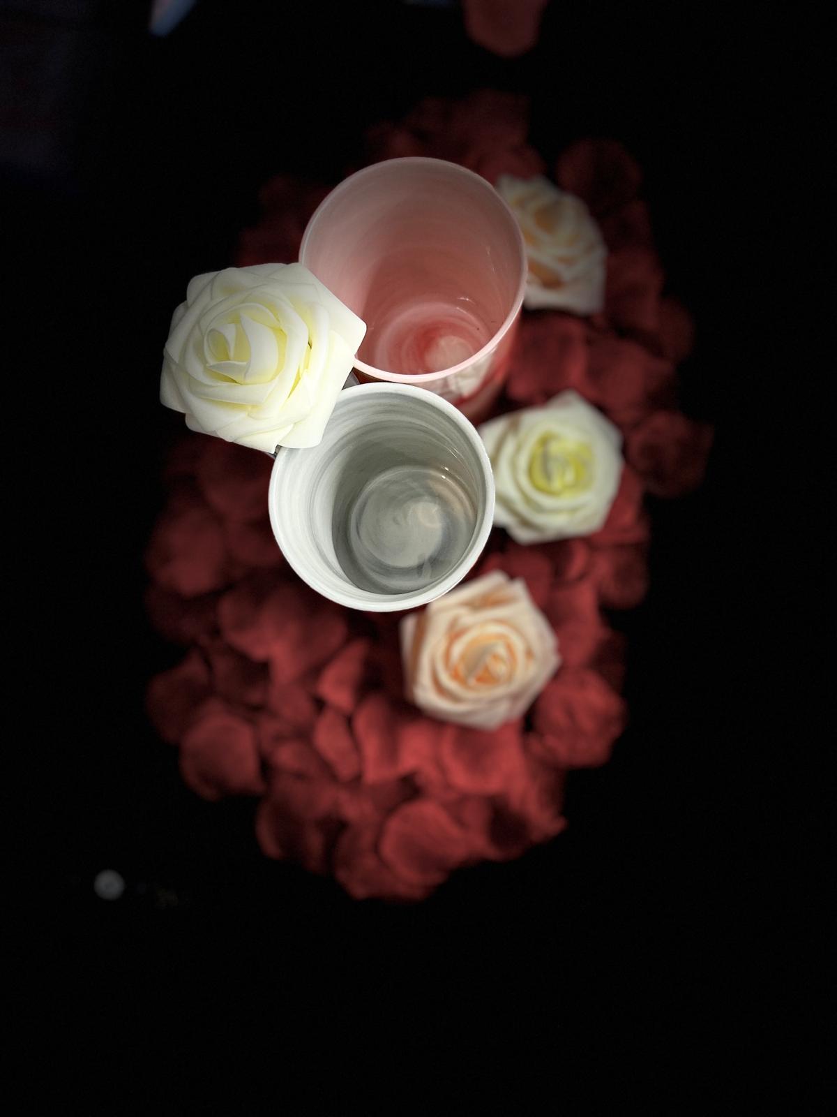Personalisierte Marmor-Tasse mit Rose – Design inklusive