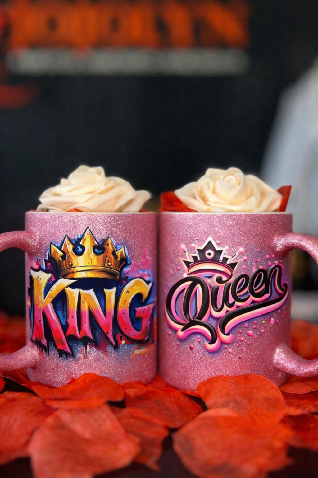 Personalisierte rosa Glitzer-Tasse mit Rose – Design inklusive