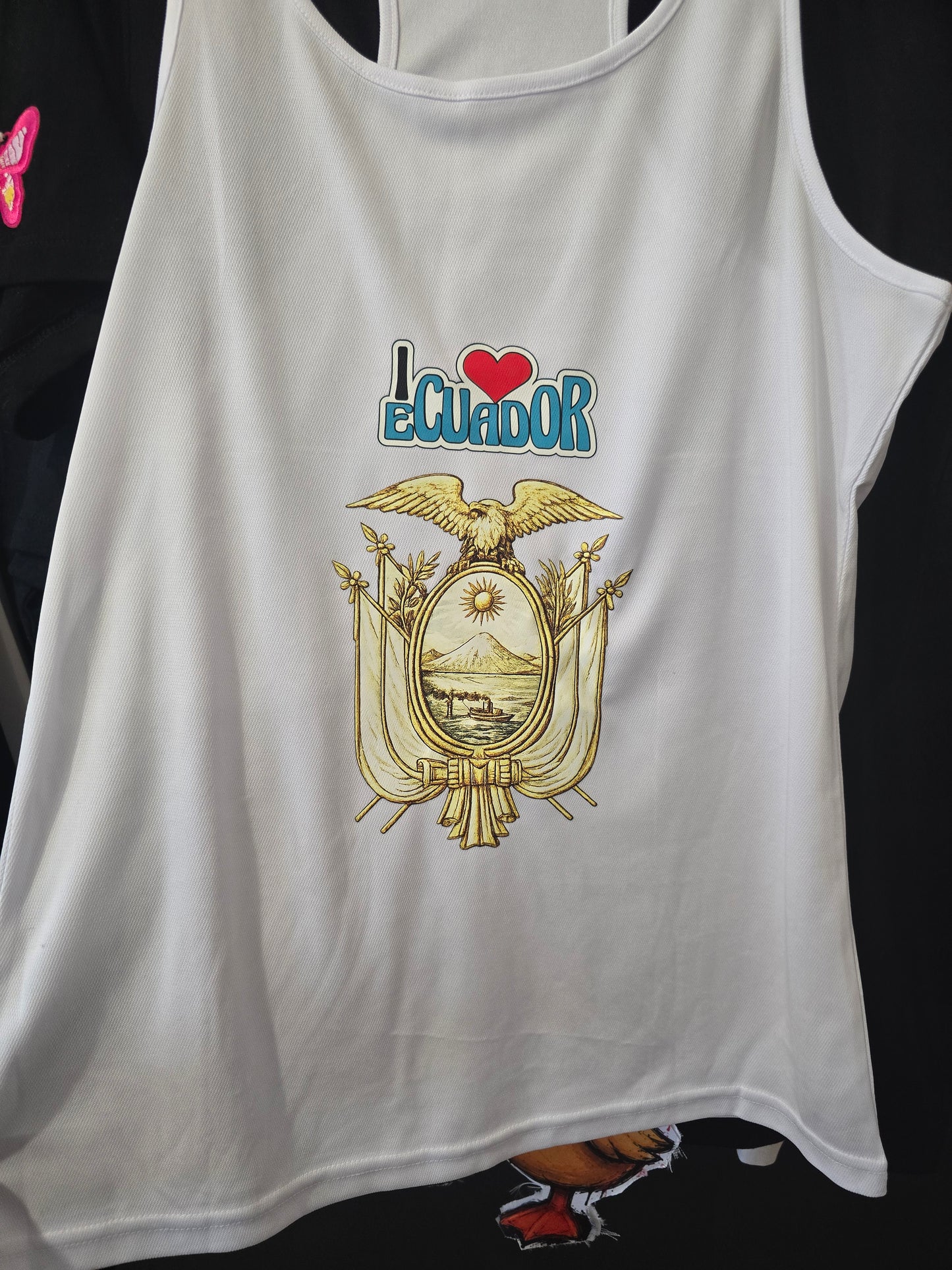 Damen Tank Top „I ❤️ Ecuador“ – Personalisiertes Sommer-Shirt mit Ecuador  Zeige deine Liebe zu Ecuador mit Stil und Eleganz.  Dieses moderne Damen-Tanktop mit dem Motiv „I ❤️ Ecuador“ und dem ecuadorianischen Wappen ist perfekt für den Sommer.