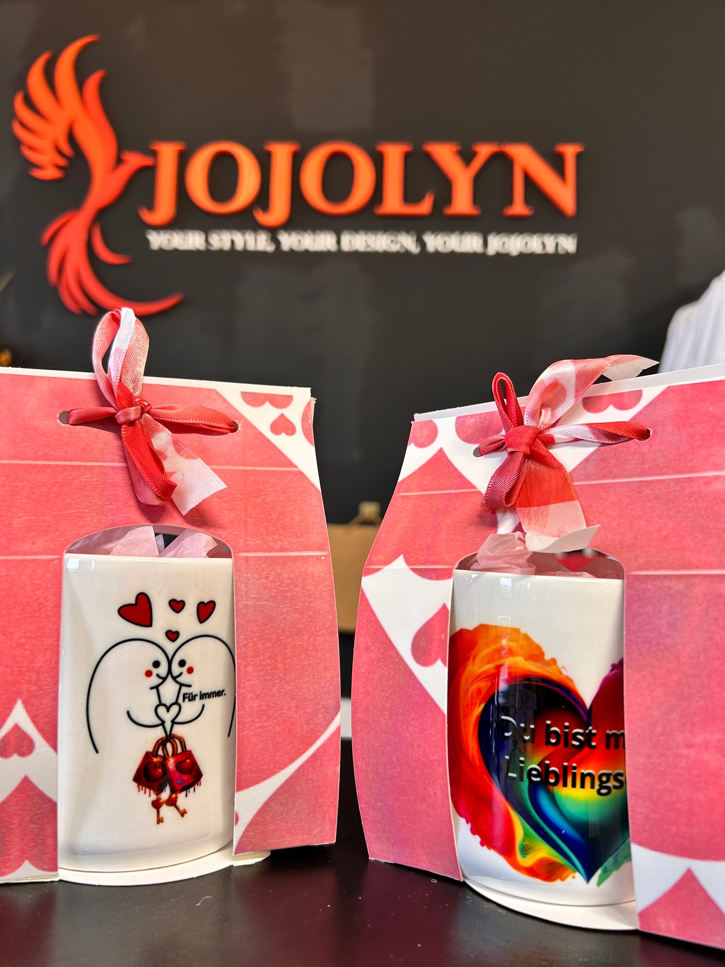 Personalisierte Geschenkbox Jojolyn – Überraschungsballon mit Plüschtier, Kuschel-T-Shirt und sublimierten Tassen