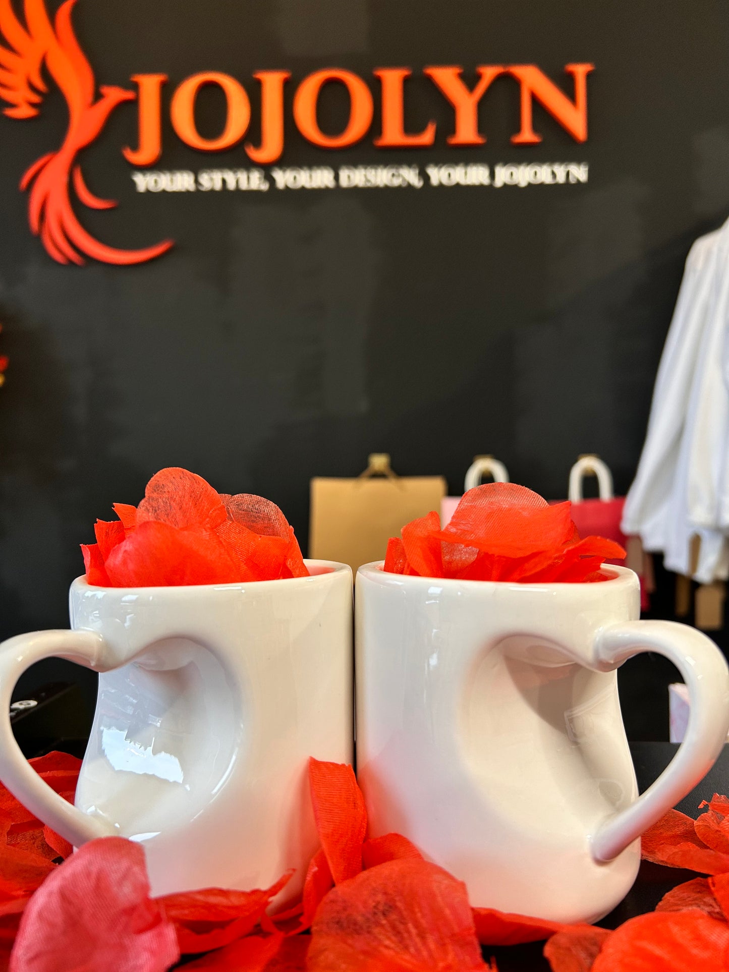 Personalisierte Geschenkbox Jojolyn – Überraschungsballon mit Plüschtier, Kuschel-T-Shirt und sublimierten Tassen